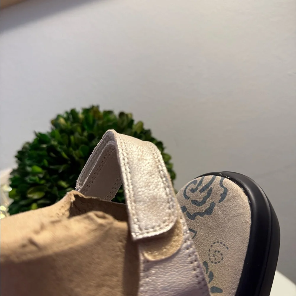 Propet Cream Sandals Comfortable and Stylish - Picture 4 of 10
